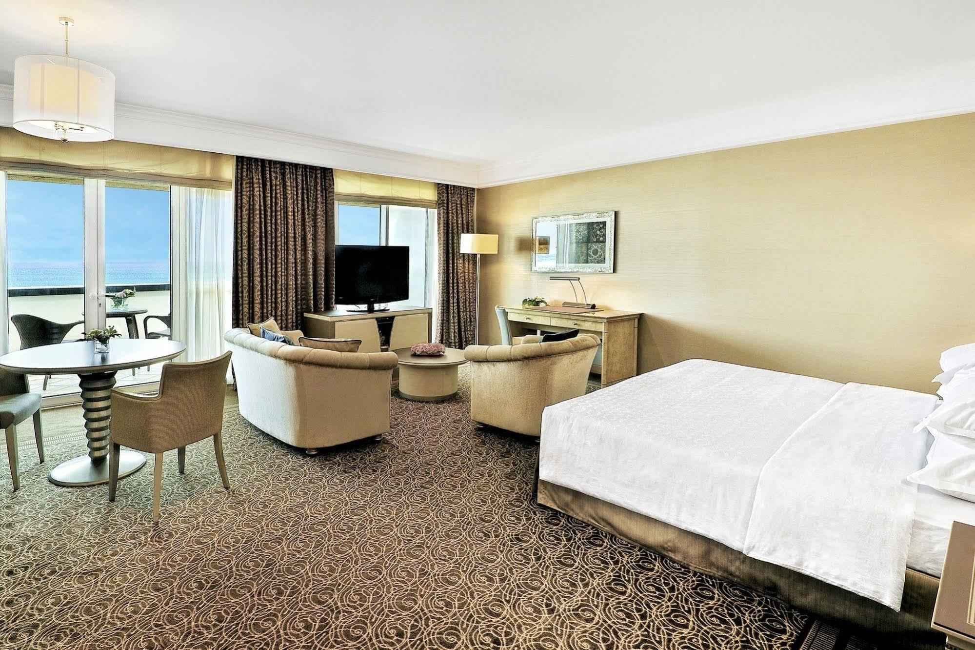 เชราตัน คลับ เดส พินส์ รีสอร์ต Hotel กลุบเดส์แป็งส์ ภายนอก รูปภาพ